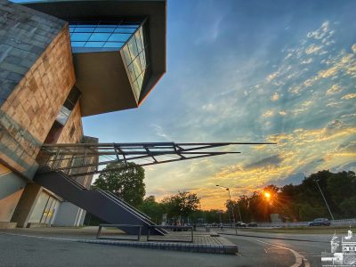 Doku-Zentrum am Reichsparteitagsgelände in Nürnberg bei Sonnenuntergang.