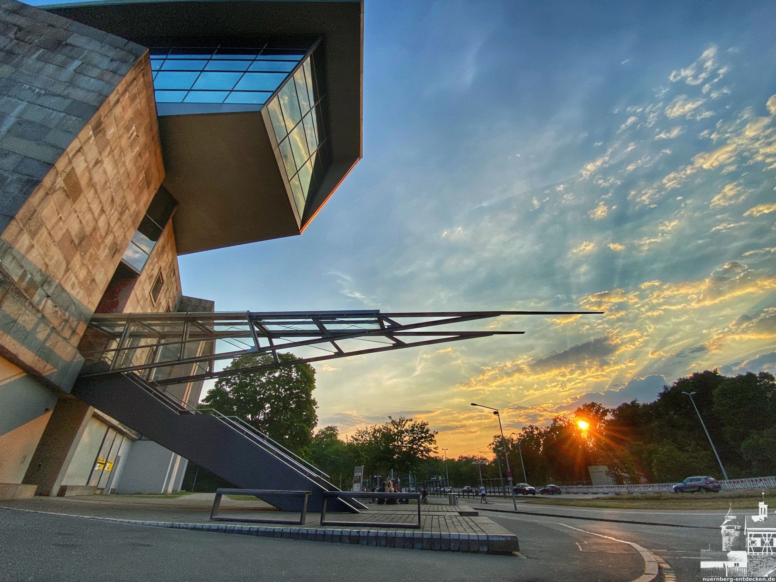 Doku-Zentrum am Reichsparteitagsgelände in Nürnberg bei Sonnenuntergang.