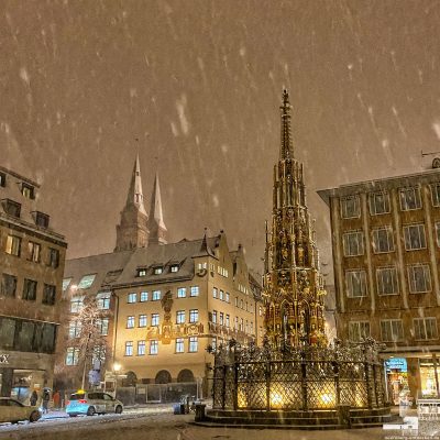 Schöner Brunnen, am Hauptmarkt in Nürnberg, während des ersten Schnees 2020