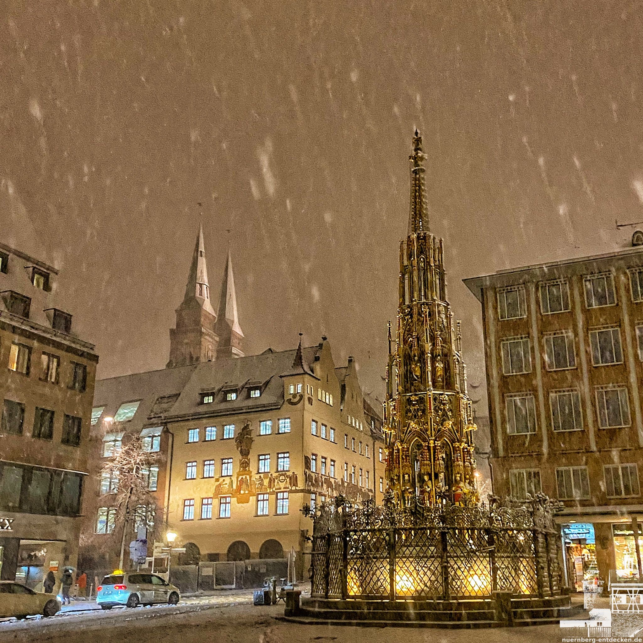 Schöner Brunnen, am Hauptmarkt in Nürnberg, während des ersten Schnees 2020