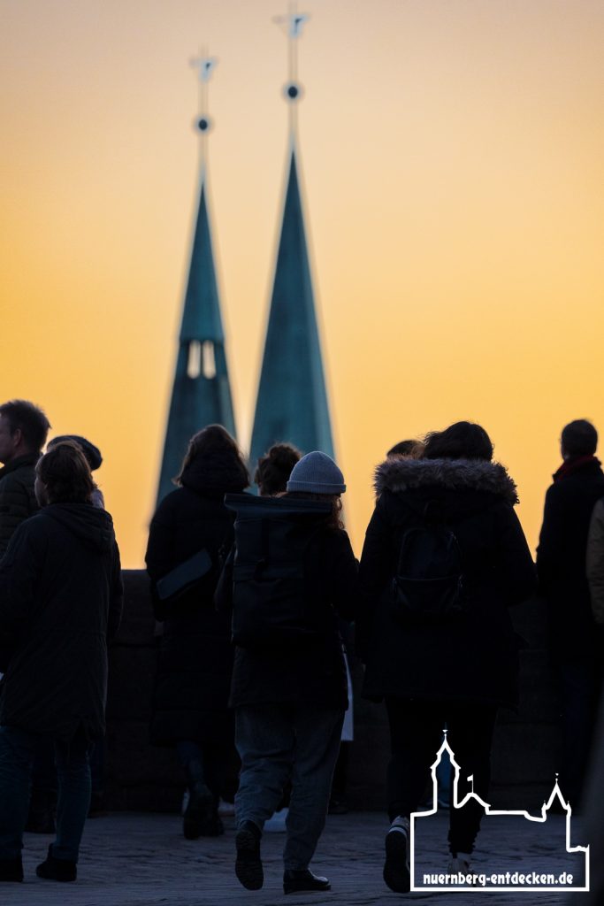 Aussichtsplattform der Kaiserburg Nürnberg, mit den Türmen der Sebalduskriche im Hintergrund. - Foto: Ardan Füßmann
