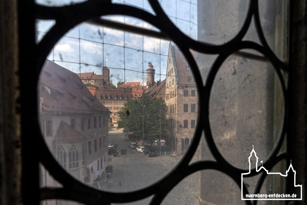 Blick aus dem Treppenhaus des Nordturms auf die Kaiserburg Nürnberg - Foto: Ardan Füßmann
