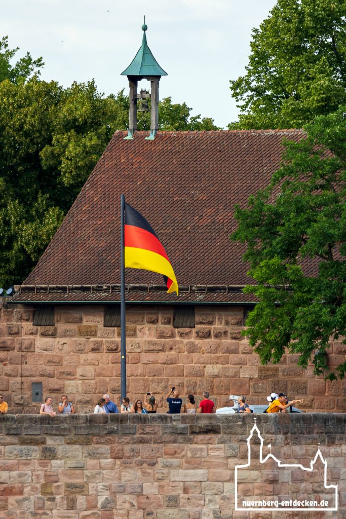 Blick auf die Aussichtsplattform der Kaiserburg Nürnberg mit der großen Deutschlandfahne - Foto: Ardan Füßmann