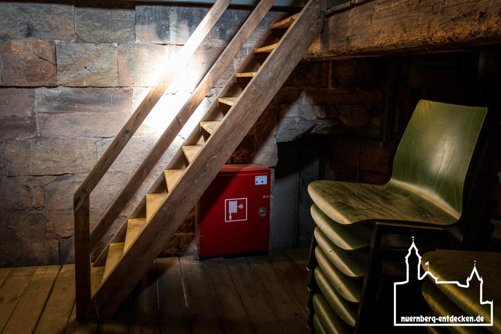 Steiler Aufstieg im Nordturm der Sebalduskirche in Nürnberg -