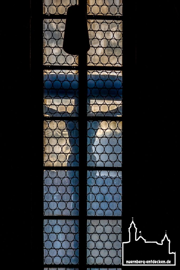 Sebalduskirche Nürnberg - Jesus am Kreuz am Fenster