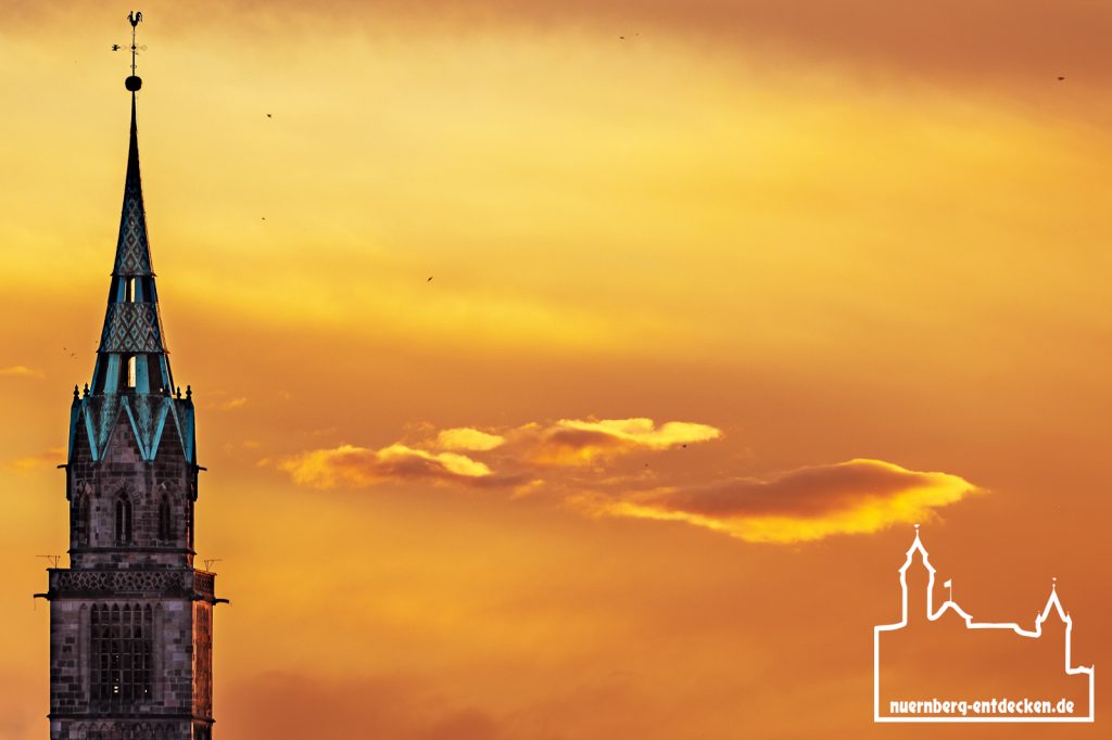 Turm der Lorenzkirche Nürnberg während eines orangen Sonnenuntergangs - Foto: Ardan Füßmann