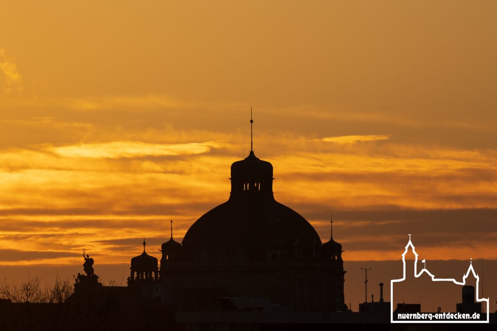 Kuppel des Nürnberger Opernhaus im orangen Sonnenuntergang - Foto: Ardan Füßmann