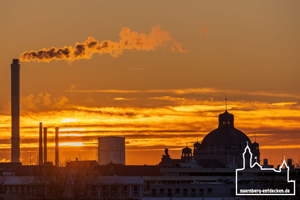 Kuppel des Nürnberger Opernhaus und Türme eines der Nürnberger Heizkraftwerke Ende 2022 während des Sonnenuntergangs. - Foto: Ardan Füßmann