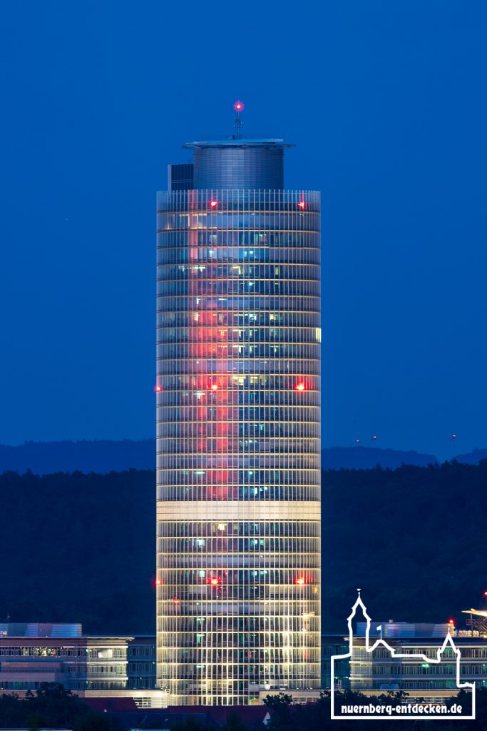 Business Tower Nürnberg während der blauen Stunde - Foto: Ardan Füßmann