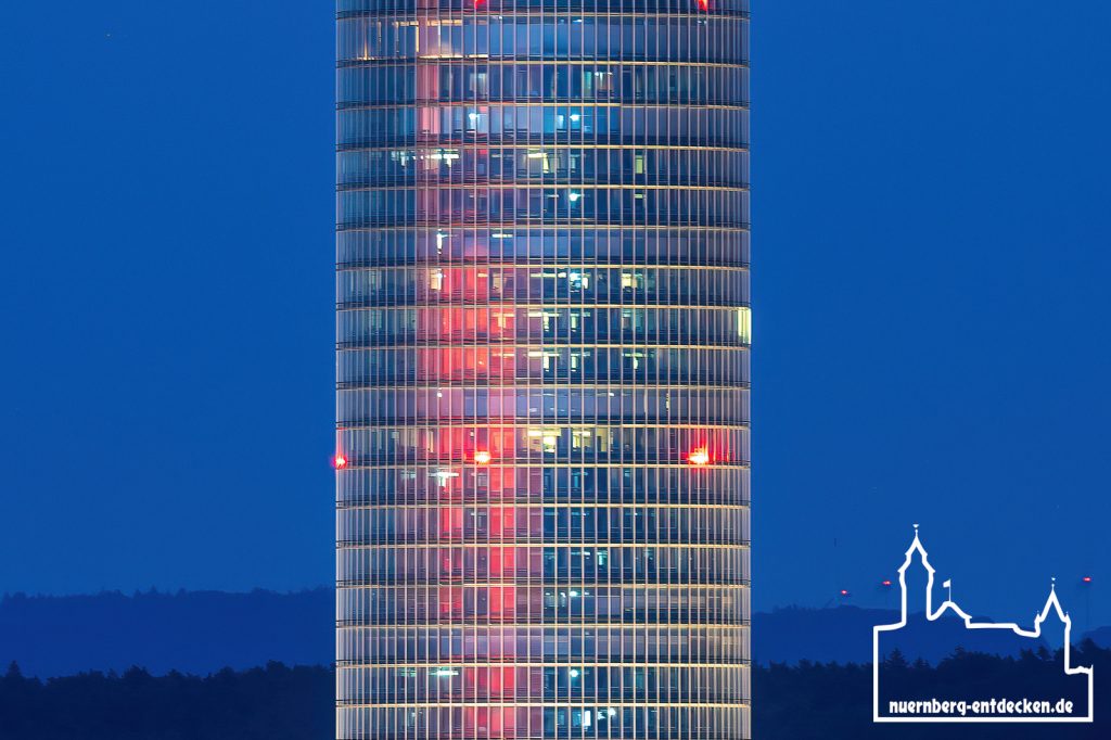 Business Tower Nürnberg in Nahaufnahme während er blauen Stunde. - Foto: Ardan Füßmann