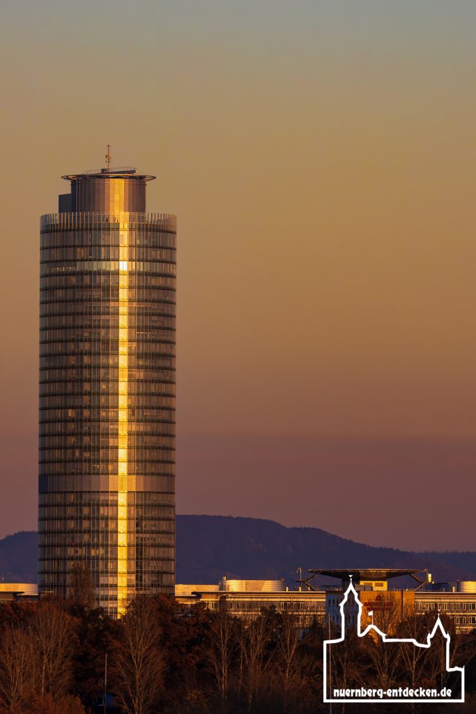 Business Tower in Nürnberg während des Sonnenuntergangs - Foto: Ardan Füßmann