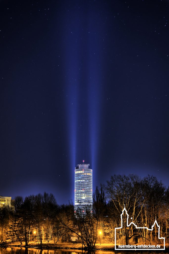 Nürnberger Business Tower als Leuchtsäule mit klarem Sternenhimmel - Foto: Ardan Füßmann