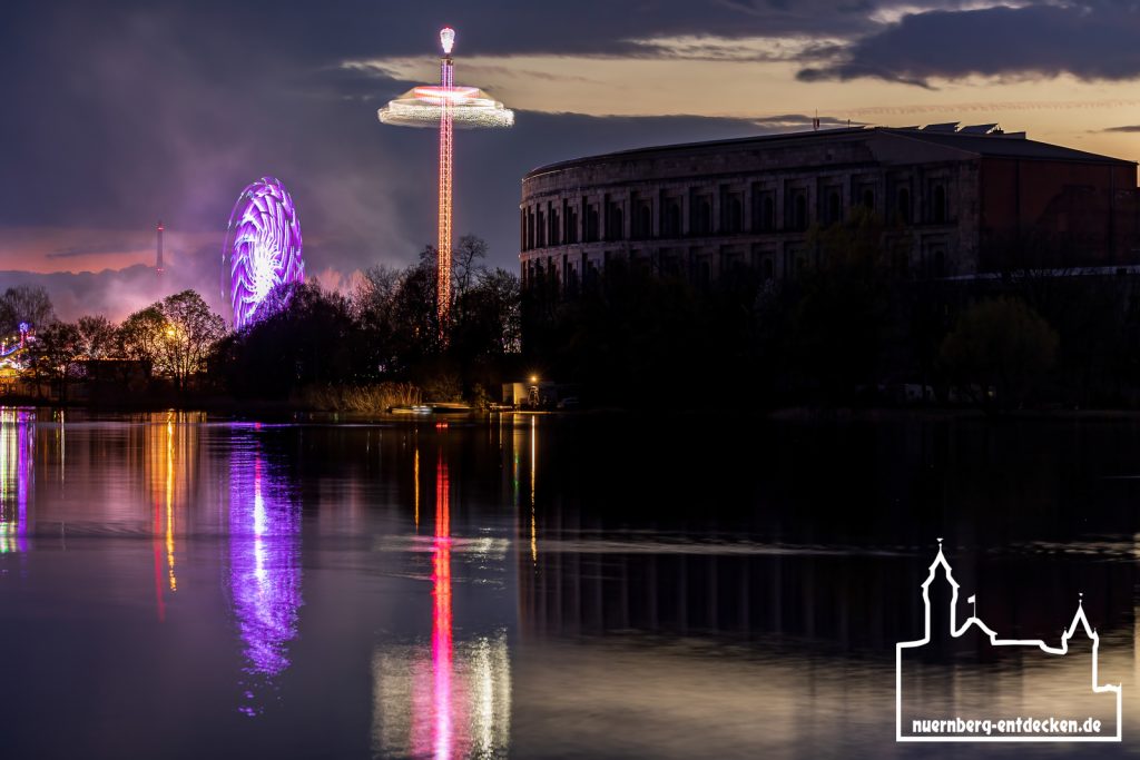 Blick über den Dutzendteich in Nürnberg in der Abenddämmerung während des Volksfestes - Foto: Ardan Füßmann