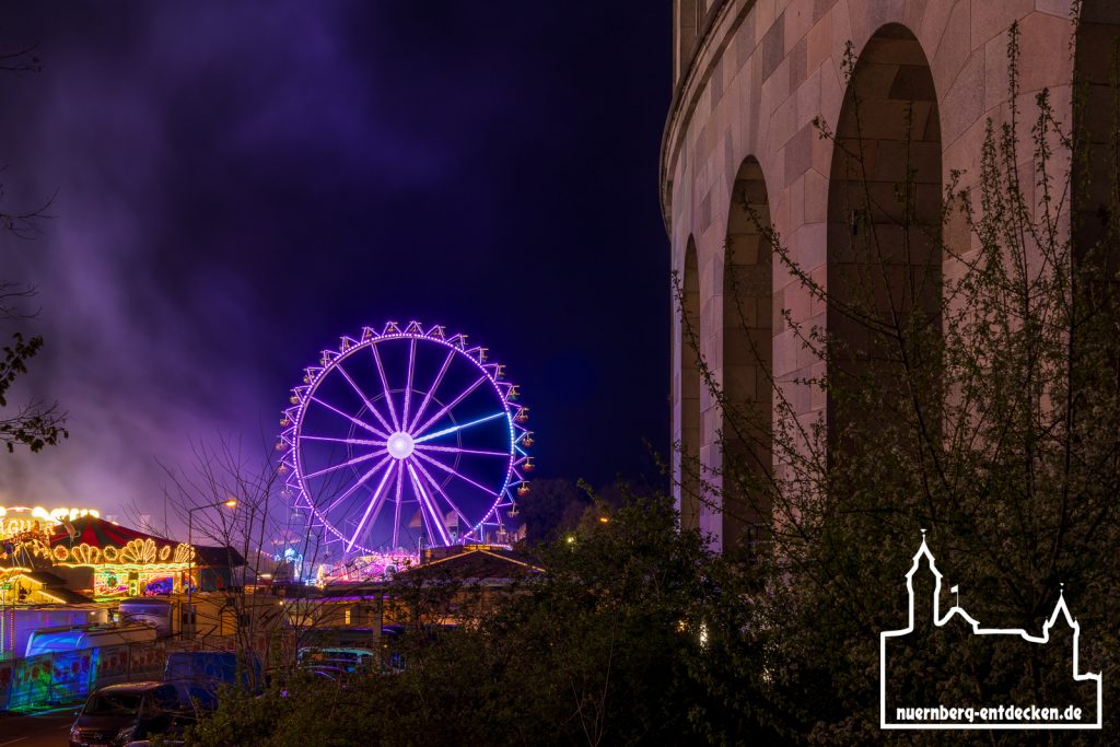 Riesenrad des Nürnberg Volksfest bei Nacht vor der Kongresshalle auf dem Reichsparteitagsgelände - Foto: Ardan Füßmann