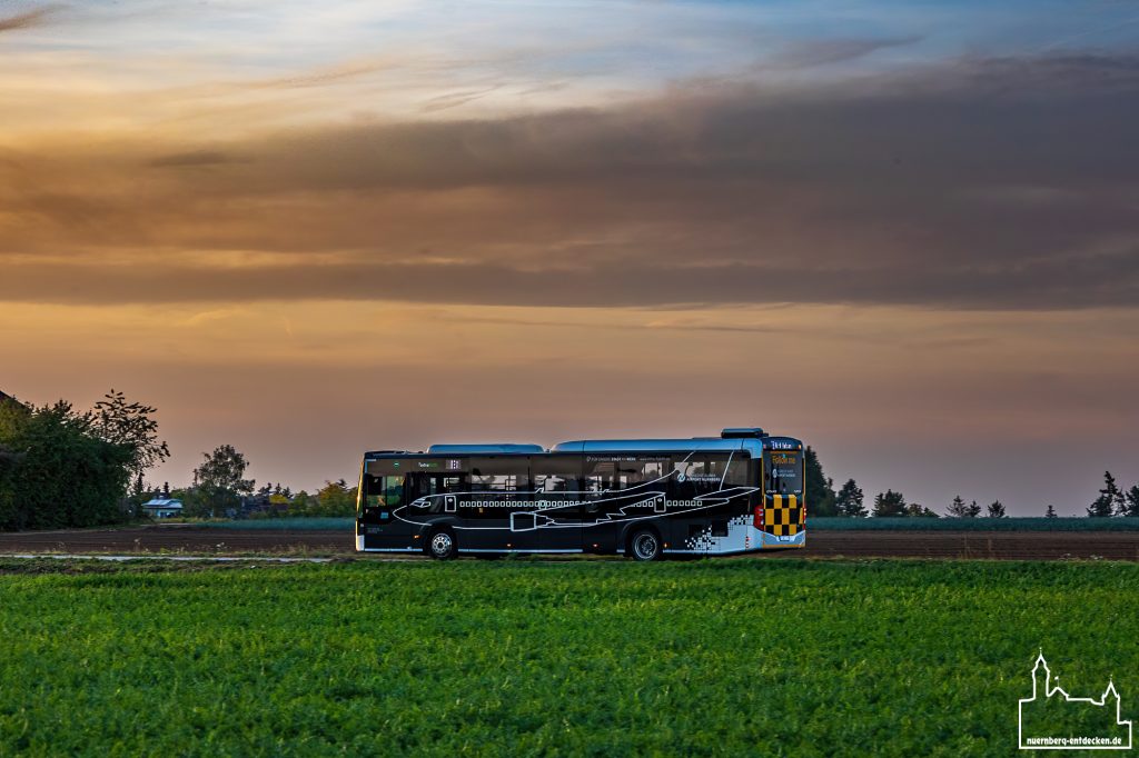 Flughafenzubinger von Fürth zum Albrecht Dürer Flughafen Nürnberg im Sonnenuntergang - Foto: Ardan Füßmann