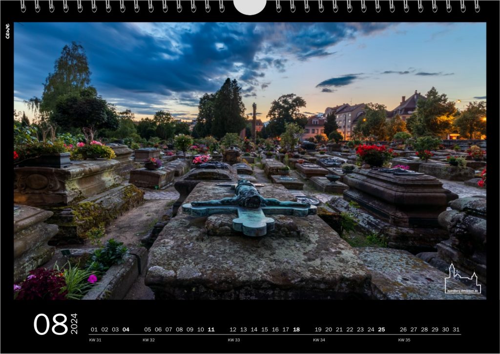 Monat August im Nürnberg entdecken Kalender für das Jahr 2024 - Nürnberger Johannisfriedhof während der blauen Stunde - Foto: Ardan Füßmann