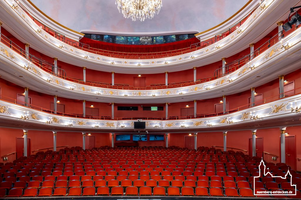 Besucherraum mit seinen Rängen im Nürnberger Opernhaus.