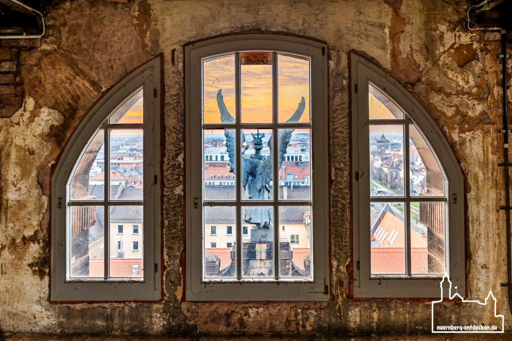 Fensterblick im Dachboden die Walküre auf dem Dach des Nürnberger Opernhauses.