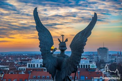 Zoom auf die Walküre auf dem Dach des Nürnberger Opernhauses.