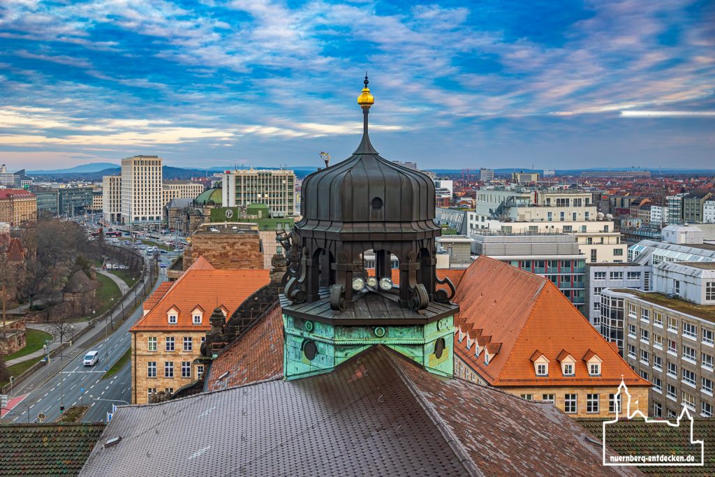 Blick auf den Frauentorgaben und Hauptbahnhof von der Dachkuppel des Opernhauses.