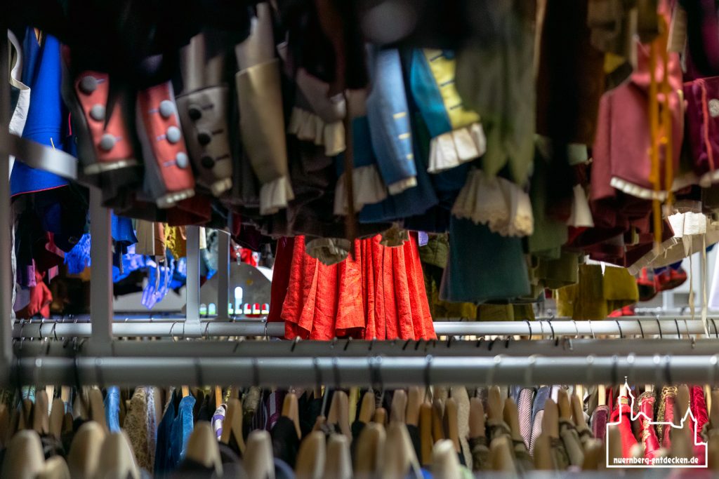 Damen-Garderobe im Opernhaus.