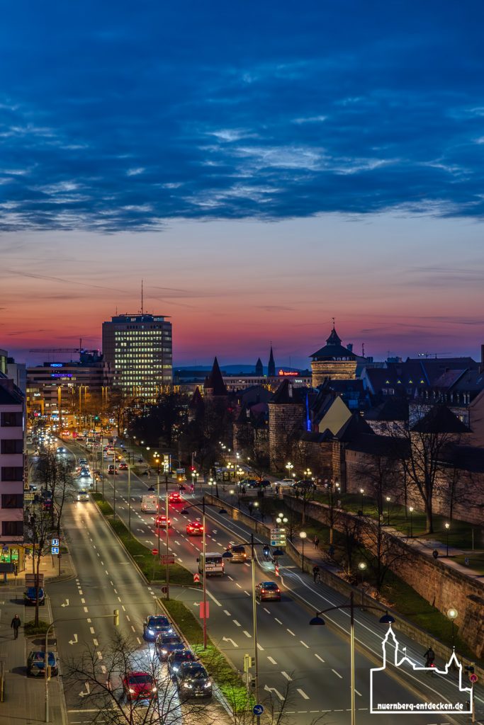 Einmaliger Blick während des Sonnenuntergangs entlang der Stadtmauer zum Spittlertorturm und Plärrer-Hochhaus.