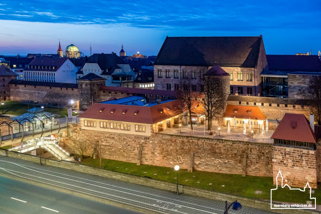 Blick auf den Tucher-Bräu Biergarten gegenüber des Opernhauses.