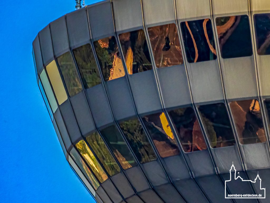Eines der weit über die Stadtgrenzen sichtbaren Wahrzeichen Nürnbergs ist der Nürnberger Fernmeldeturm, oft auch fälschlicherweise als Fernsehturm bezeichnet. Das "Nürnberger Ei" ist das höchste Gebäude Bayers und mittlerweile im Besitz der DFMG Deutschen Funkturm GmbH. Leider ist die Aussichtsplattform und das Restaurant seit Jahrzehnten geschlossen und dadurch nicht für Besucher geöffnet.