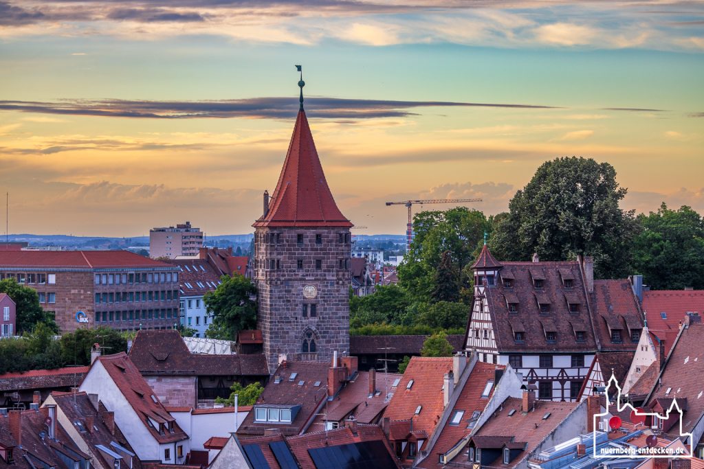 Blick auf das Tiergärtnertor und das angrenzende Pilatushaus, das derzeit von den Altstadtfreunden umfassend restauriert wird.