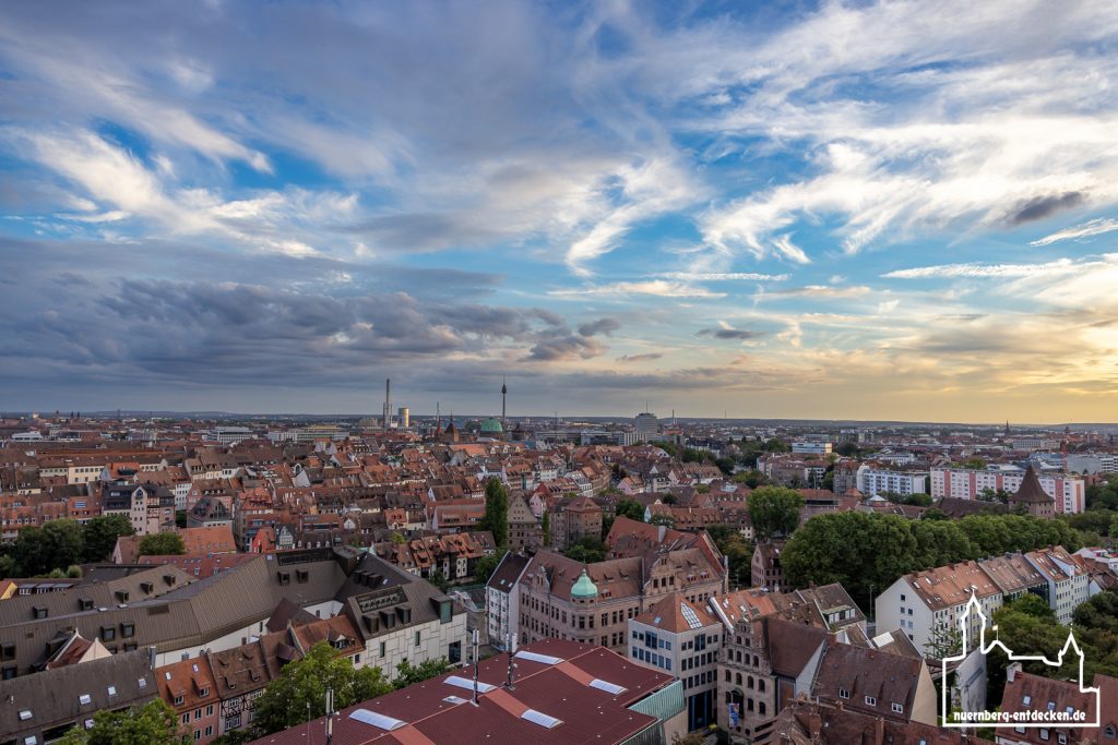 Blick über die Nürnberger Altstadt kurz vor Sonnenuntergang.
