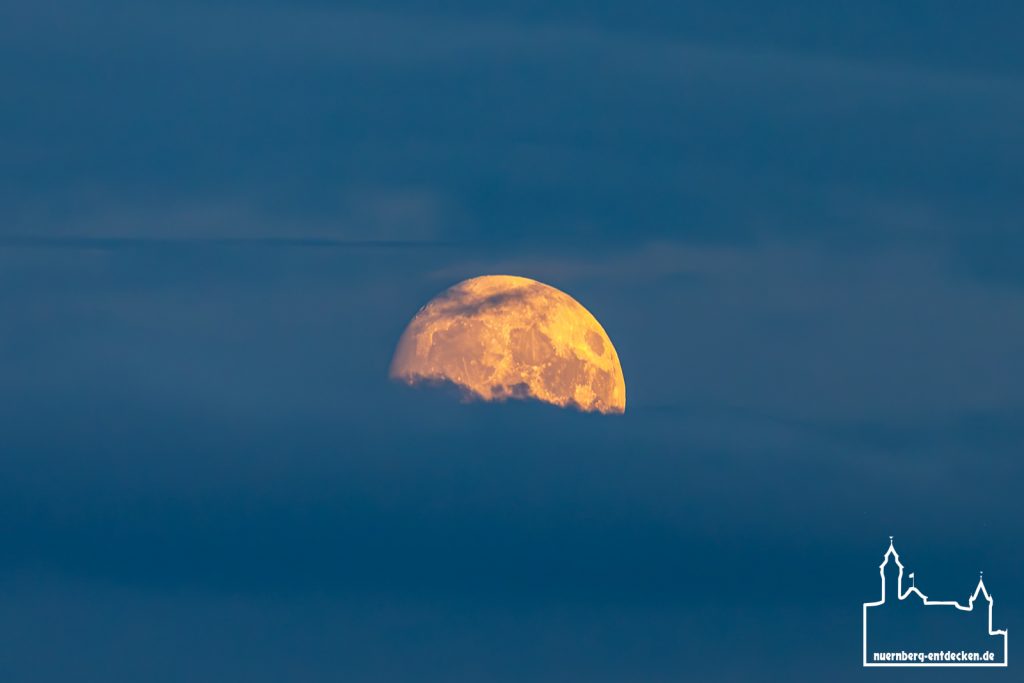 Der aufgehende Mond über Nürnberg