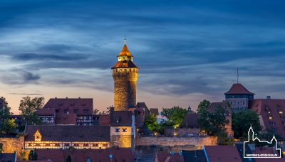 Sinwellturm der Kaiserburg Nürnberg während der blauen Stunde