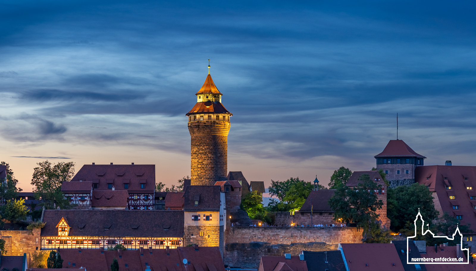 Sinwellturm der Kaiserburg Nürnberg während der blauen Stunde