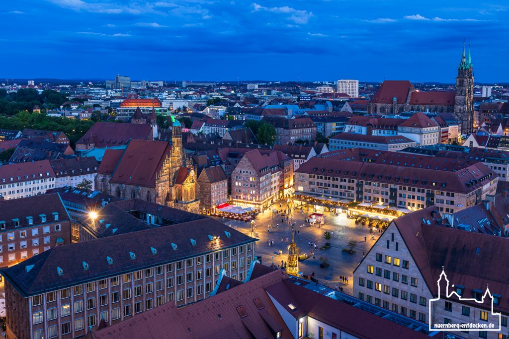 Blick auf den beleuchteten Hauptmarkt kurz nach Sonnenuntergang