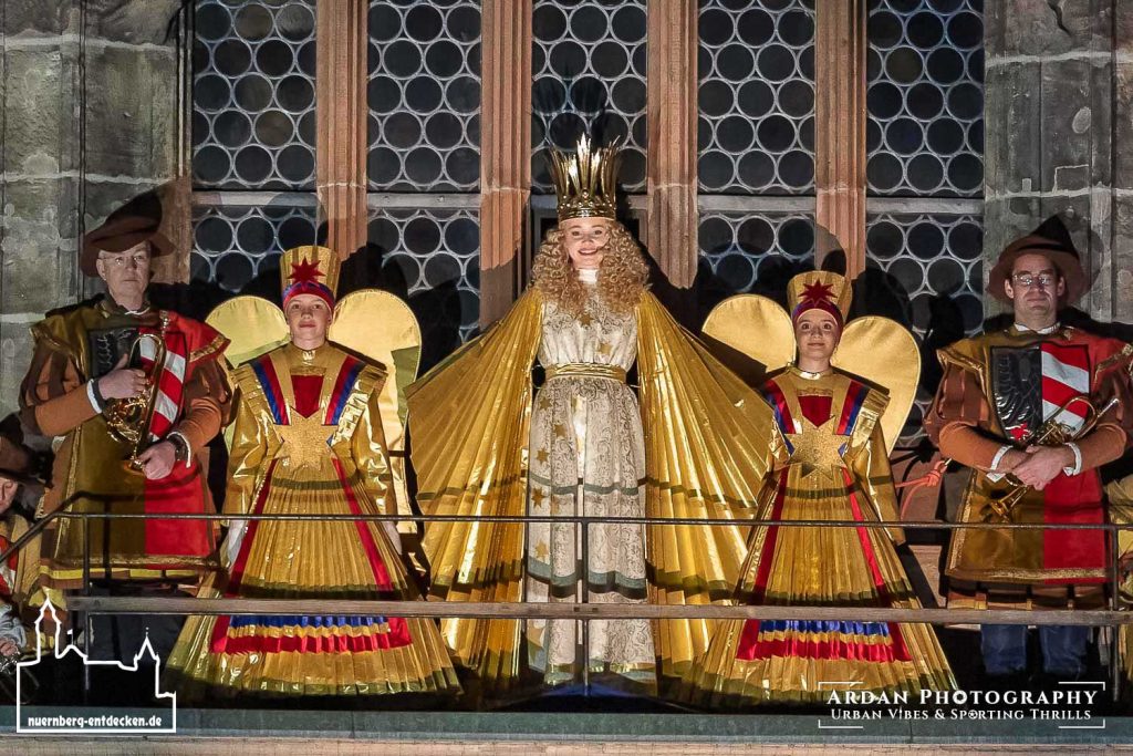 Das Nürnberger Christkind beim feierlichen Prolog zur Eröffnung des Christkindlesmarkts auf der Empore der Frauenkirche, flankiert von Nürnberger Rauschgoldengeln und Trompetenspielern. Foto: Ardan Füßmann