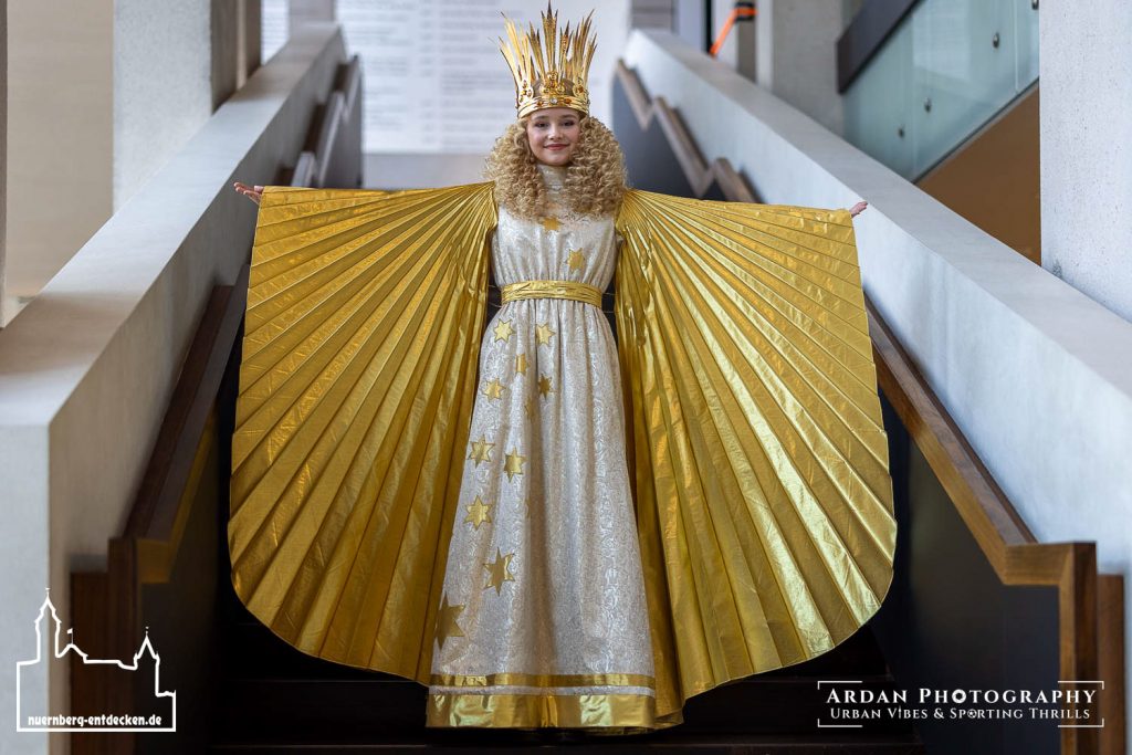 Erste Anprobe des Christkind-Ornats: Nora Falk, Nürnberger Christkind 2025/2026. Foto: Ardan Füßmann